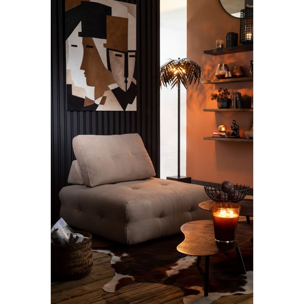 Mise en ambiance salon, lampe palmier près d'un canapé et étagères.