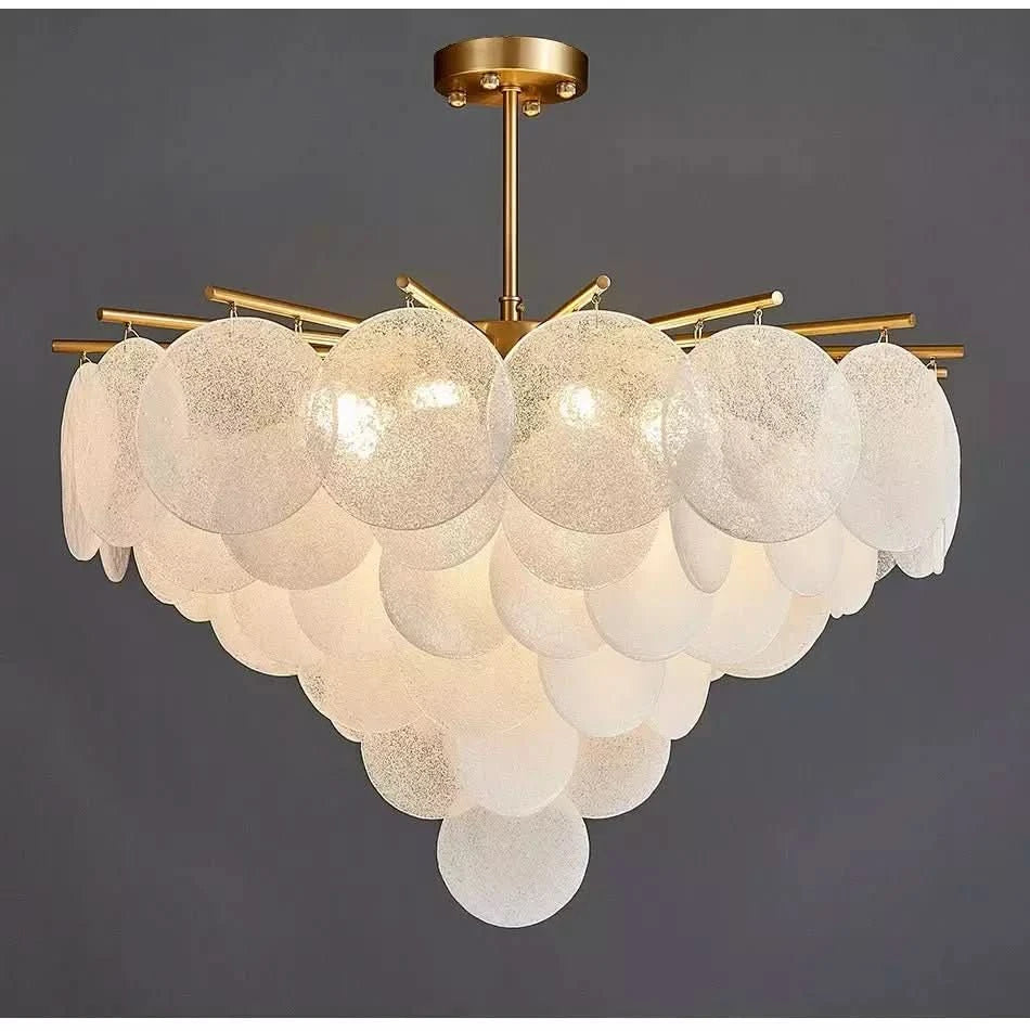 Produit isolé sur fond gris foncé, structure dorée et pétales superposés.