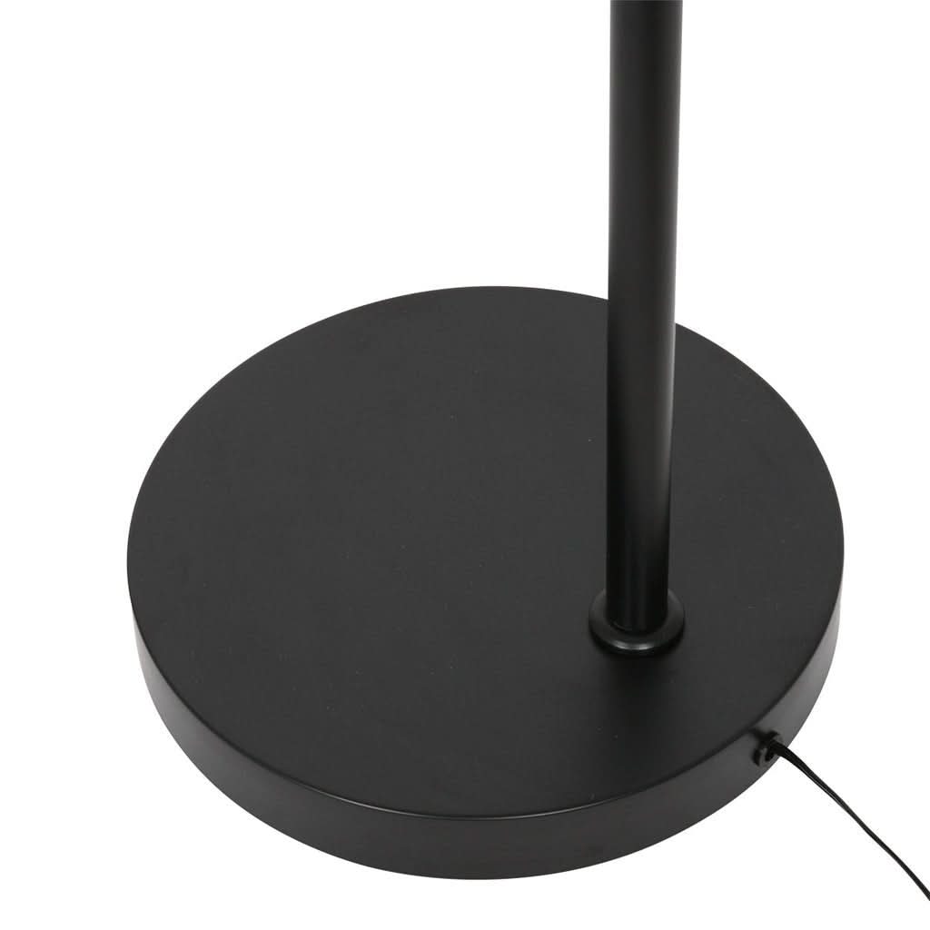 Détail de la base ronde noire et du câble d'alimentation.