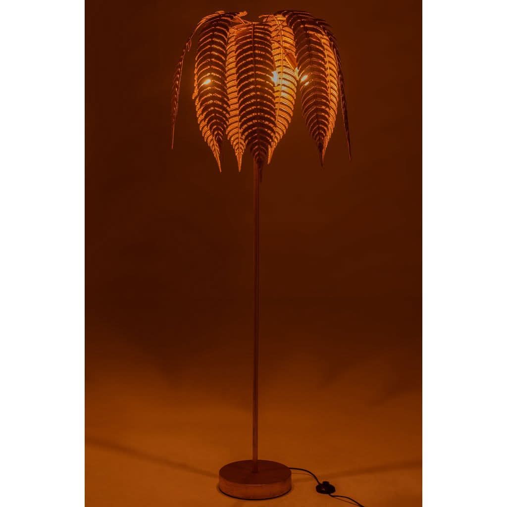 Vue en ambiance sombre du lampadaire allumé, mettant en valeur les reflets cuivrés.