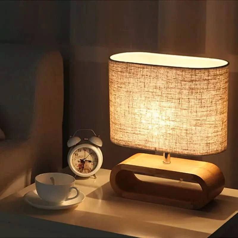 Mise en ambiance nocturne dans une chambre, lumière chaude tamisée près d'un réveil