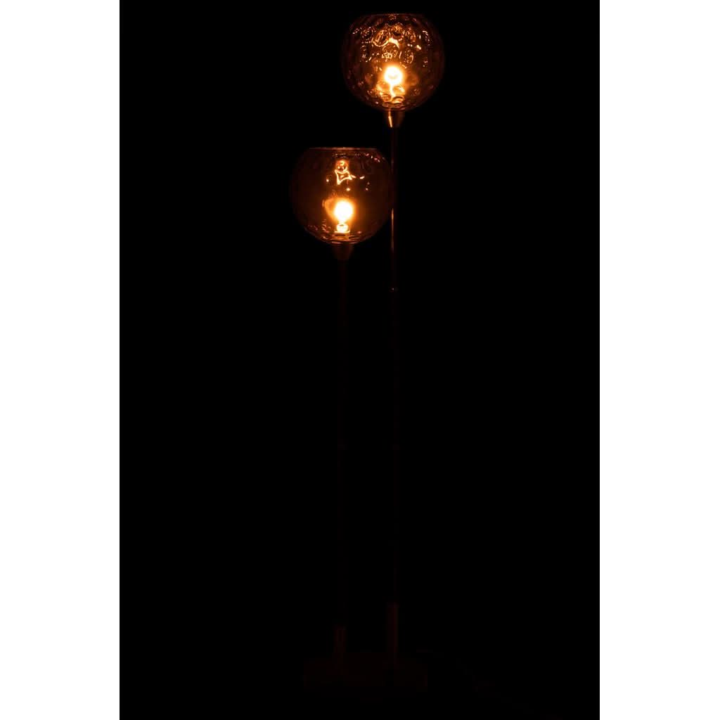Ambiance nocturne : les deux globes diffusent une lumière chaude orangée