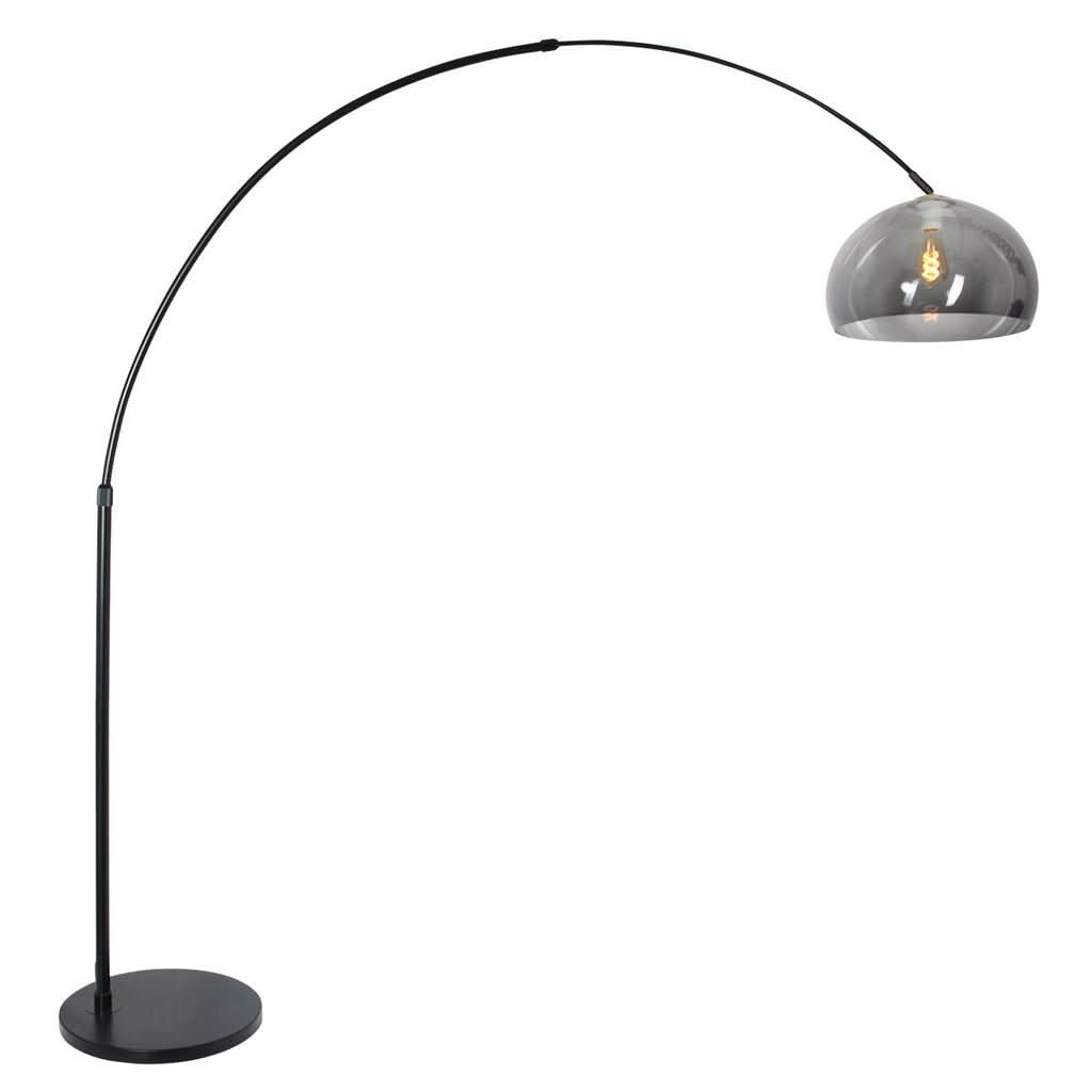 Vue de profil du luminaire entier sur fond blanc, bras courbé et dôme