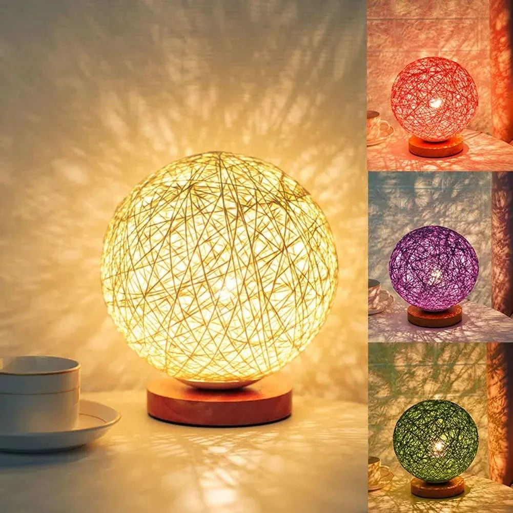 Planche de coloris montrant la lampe jaune et ses variantes rouge, violette et verte