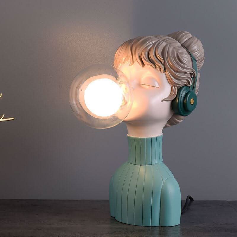 Buste féminin vert avec casque vert, sphère de verre allumée, fond gris uni