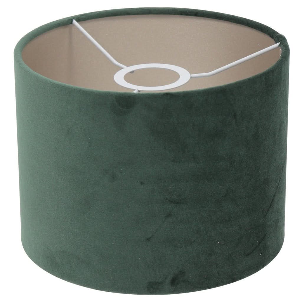 Détail d'un abat-jour cylindrique en velours vert, intérieur beige et fixation métallique blanche.