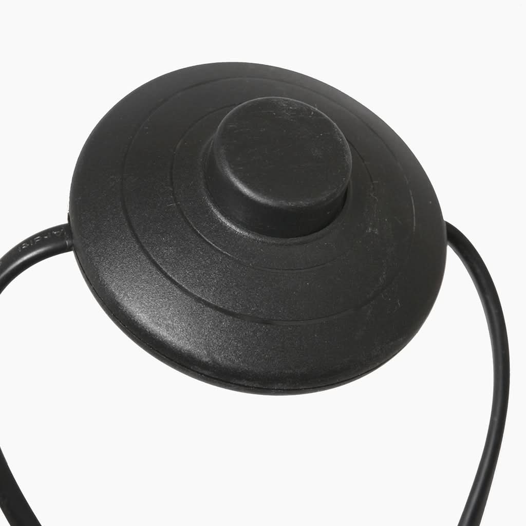 Dessous de la base ronde noire avec le câble d'alimentation qui serpente