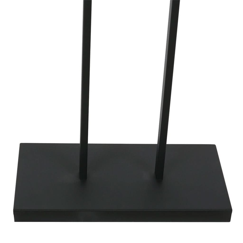 Détail de la base rectangulaire noire et des deux tiges verticales en métal.