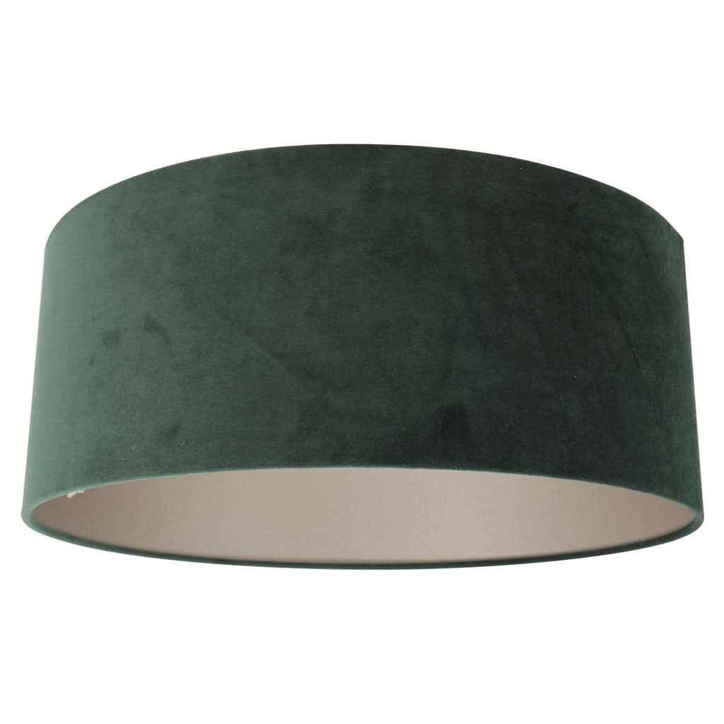 Gros plan sur l'abat-jour cylindrique en velours vert, intérieur clair.