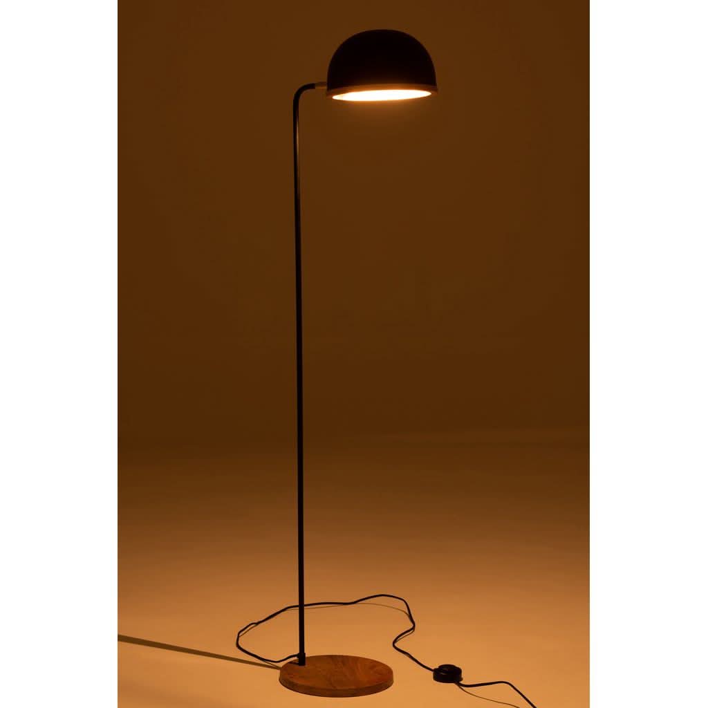 Lampe allumée diffusant une lumière chaude dans une pièce sombre, vue d'ensemble.