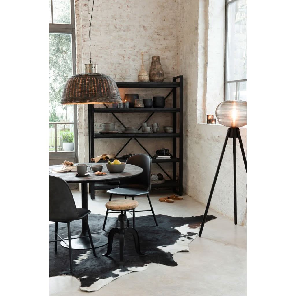 Lampe tripode en situation dans une salle à manger, près d'une table et d'une étagère