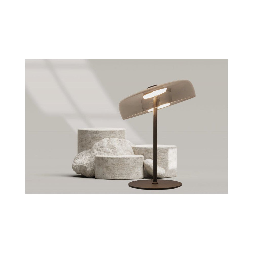 Mise en ambiance de la lampe posée parmi blocs et rochers de pierre blanche