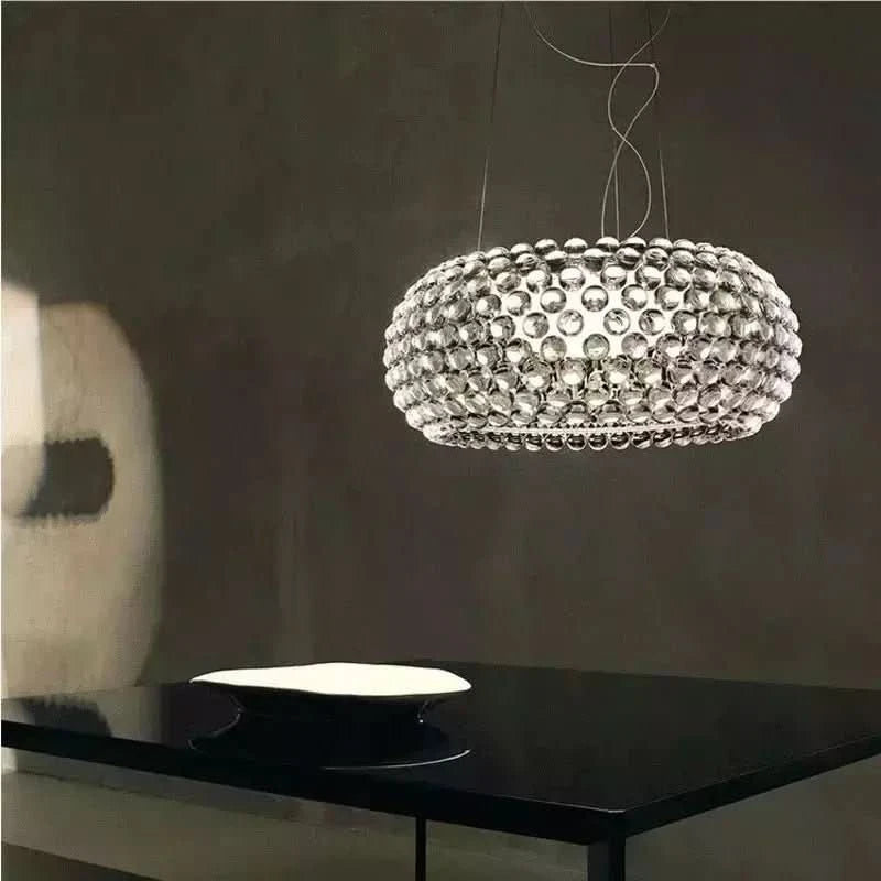Mise en scène au-dessus d'une table noire avec un plat blanc
