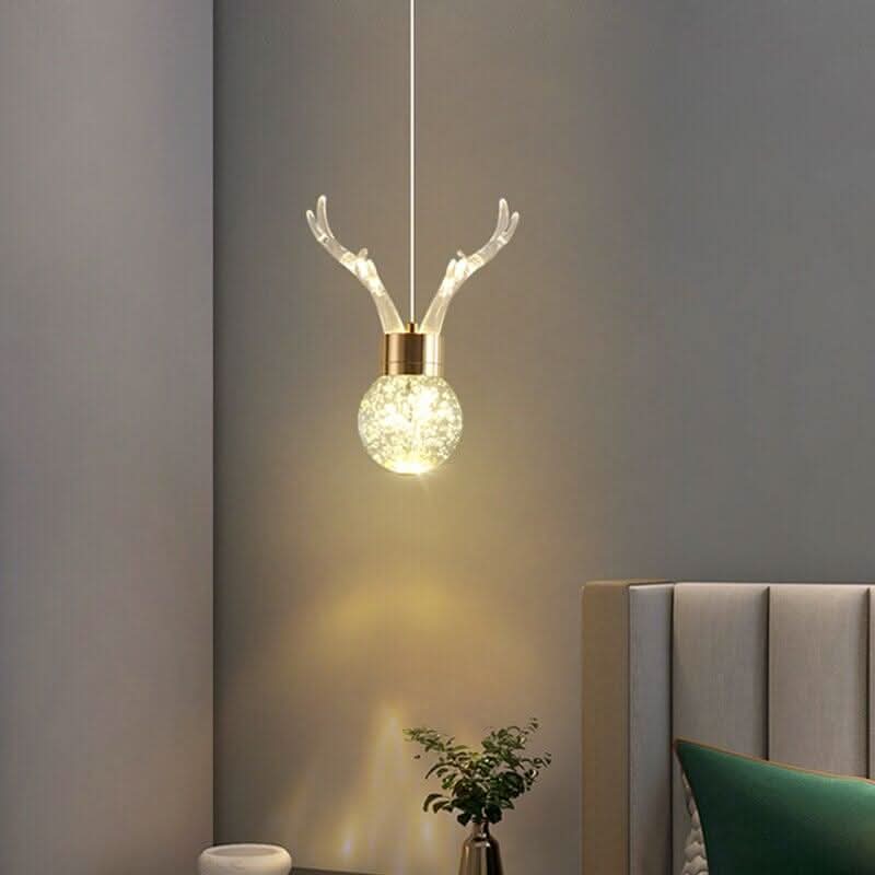 Ambiance nuit : suspension cerf éclairant une chambre près d'une tête de lit