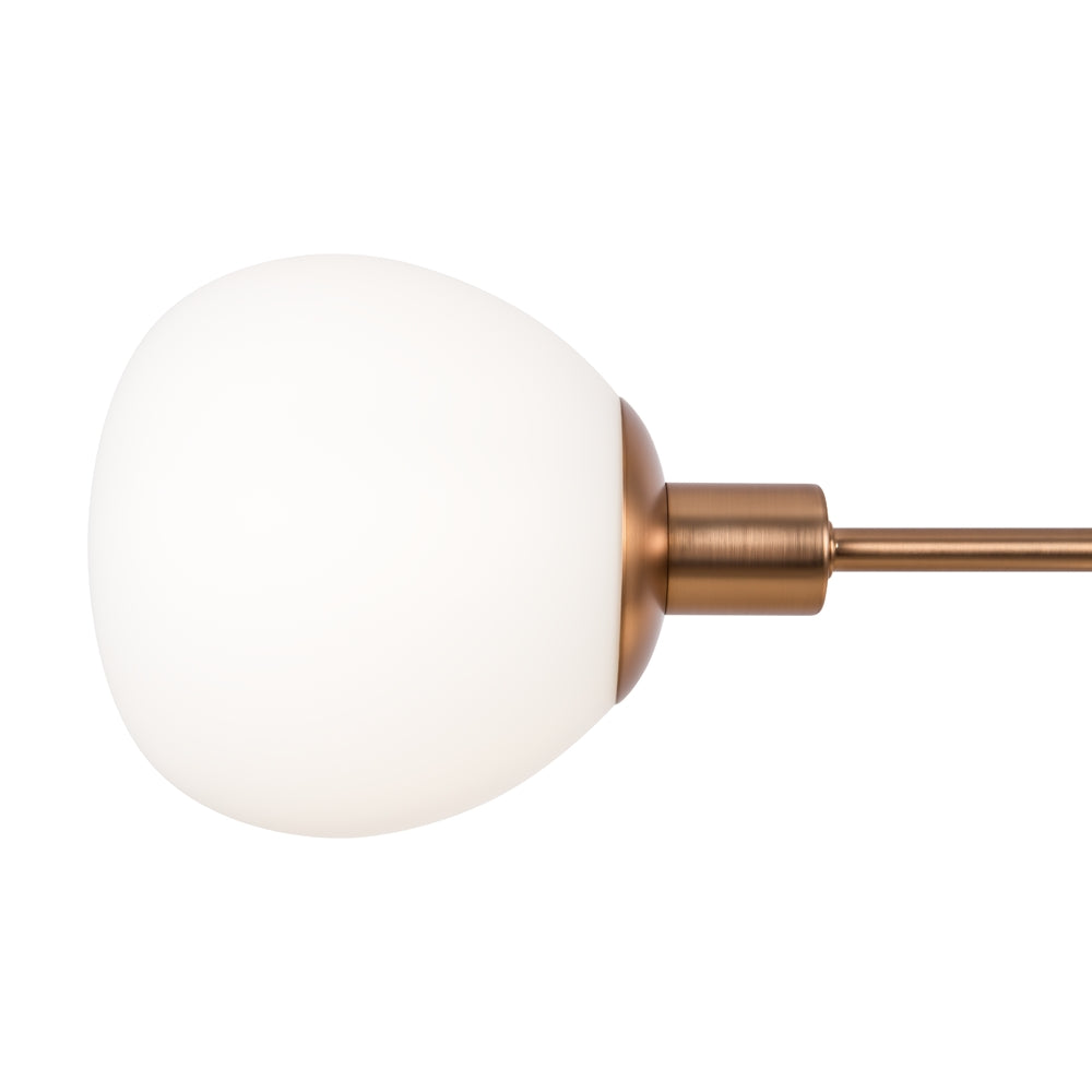 Détail rapproché d'un globe opalin fixé sur un bras cylindrique doré brossé