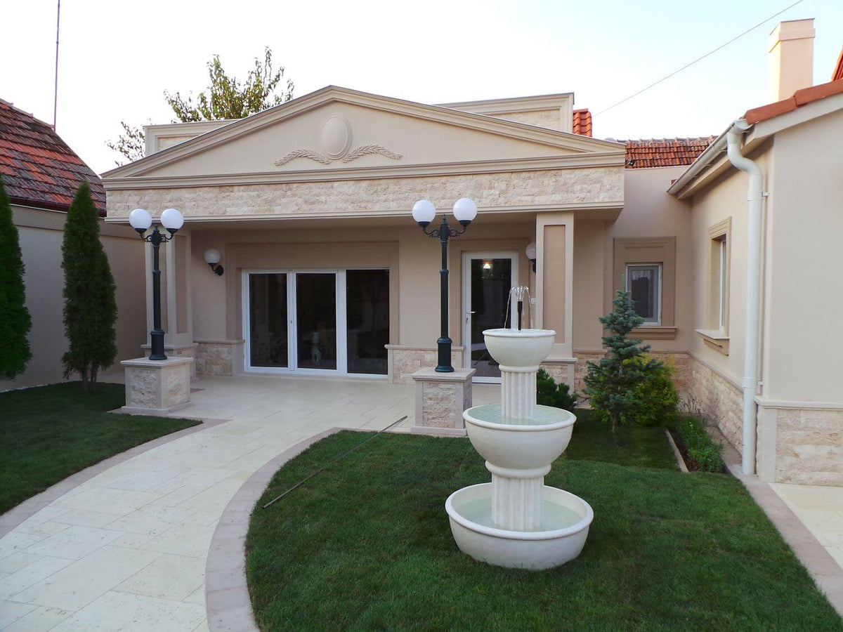 Ambiance jardin : façade avec appliques murales globes et fontaine sur pelouse