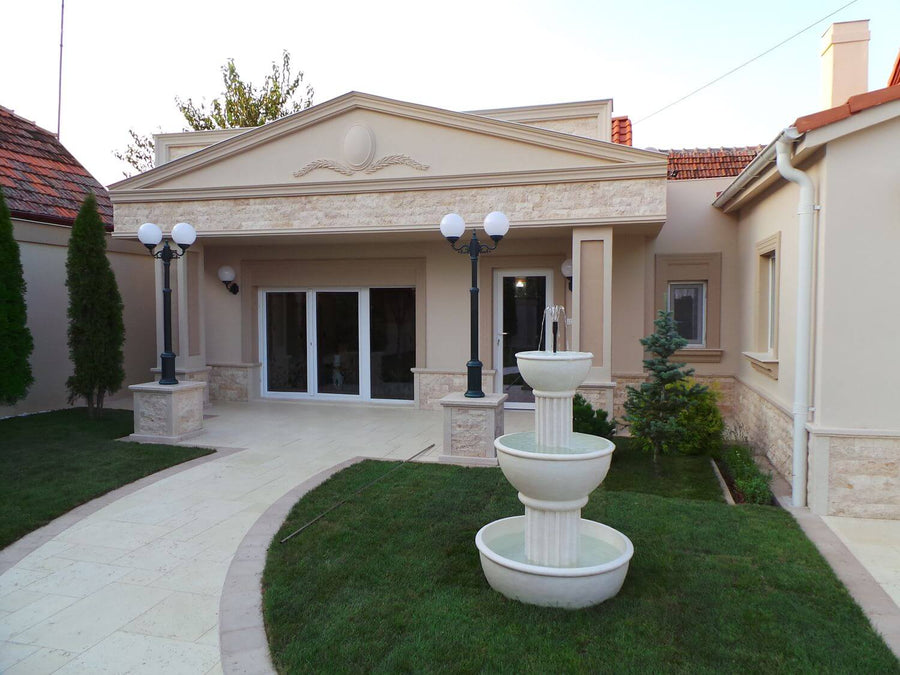 Ambiance jardin : façade avec appliques murales globes et fontaine sur pelouse