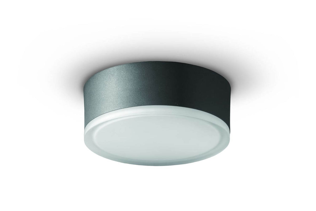 Produit isolé sur fond blanc, angle trois quarts montrant la base cylindrique