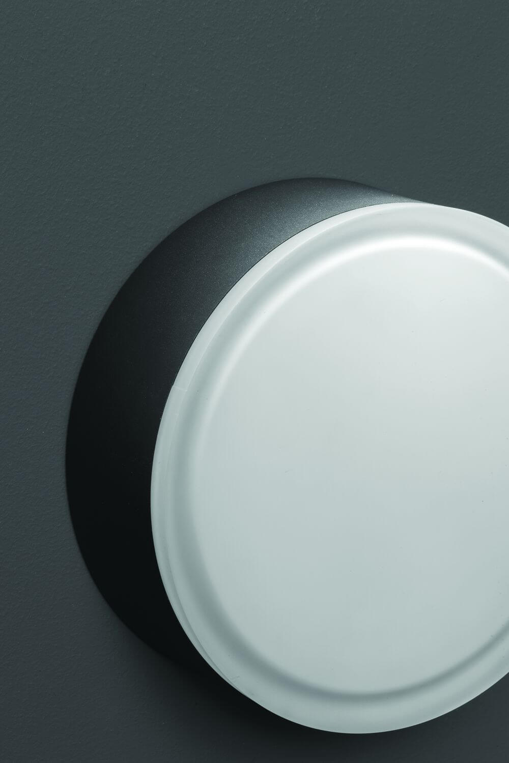 Détail rapproché de la collerette blanche et de la finition grainée du capot