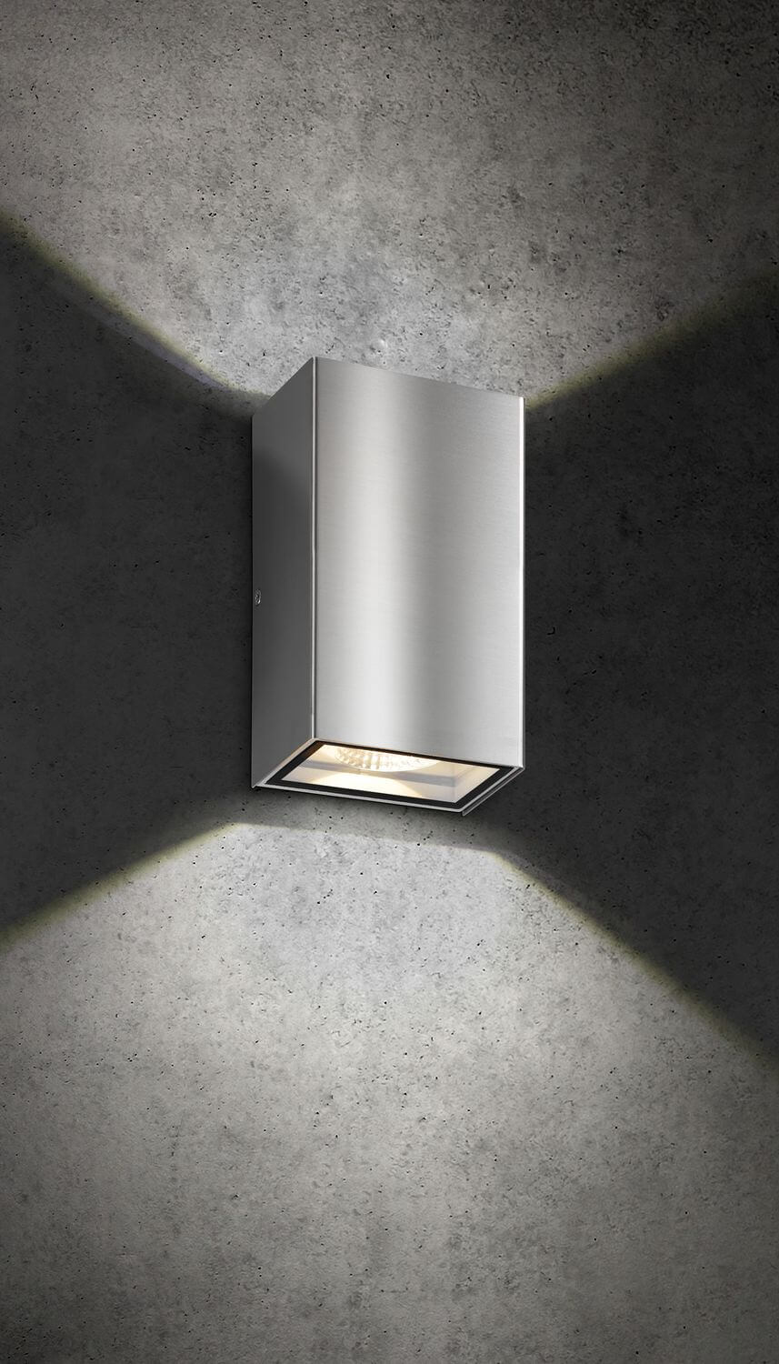 Vue rapprochée du boîtier inox projetant deux cônes de lumière