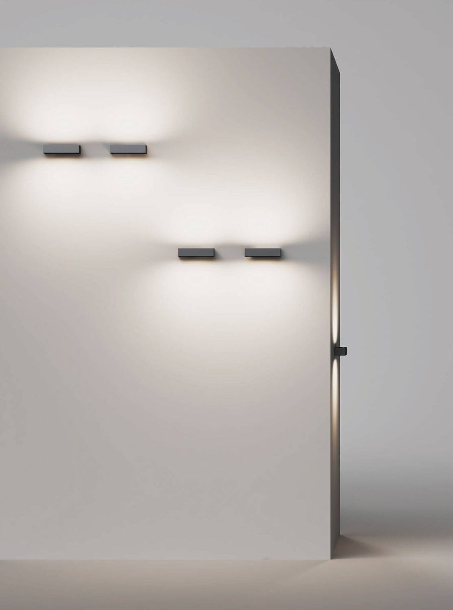 Simulation de lumière rasante sur grand mur, faisceaux descendant des appliques