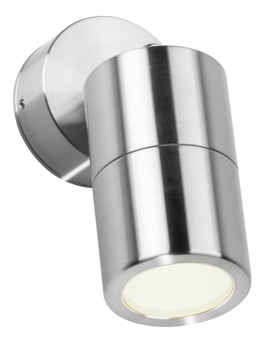 Applique murale inox avec spot cylindrique orientable allumé, diffusant une lumière blanche.