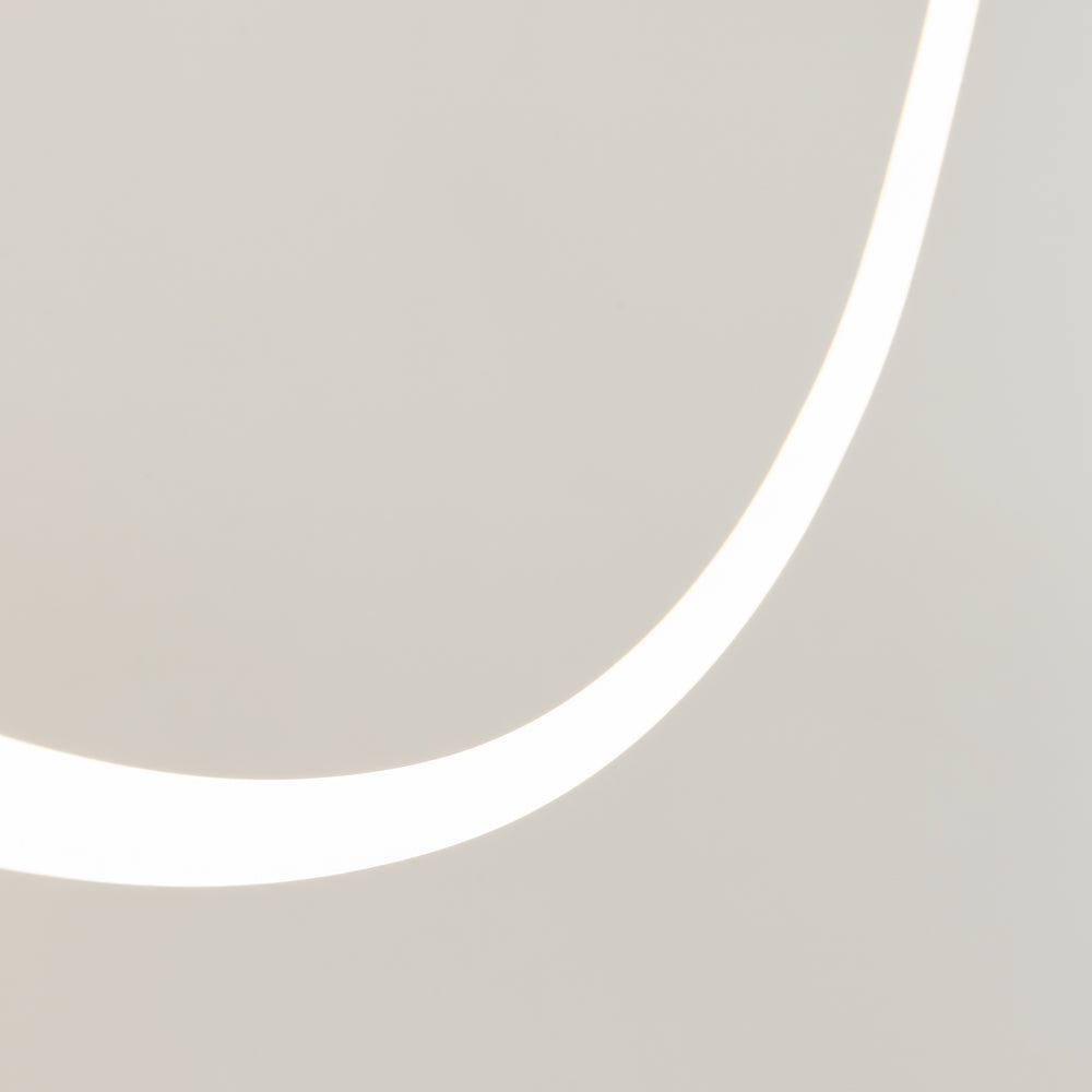 Détail rapproché du tube lumineux blanc et de sa courbure régulière