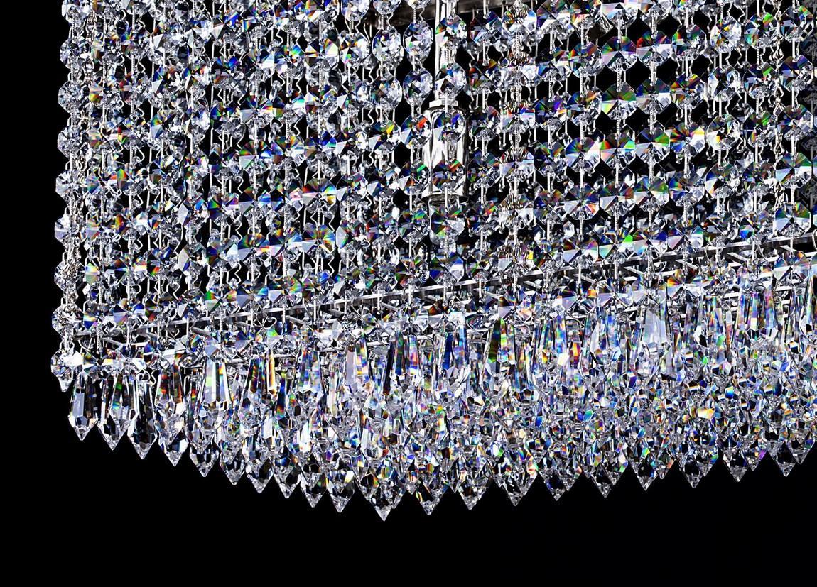 Zoom sur la frange inférieure en gouttes de cristal facetté