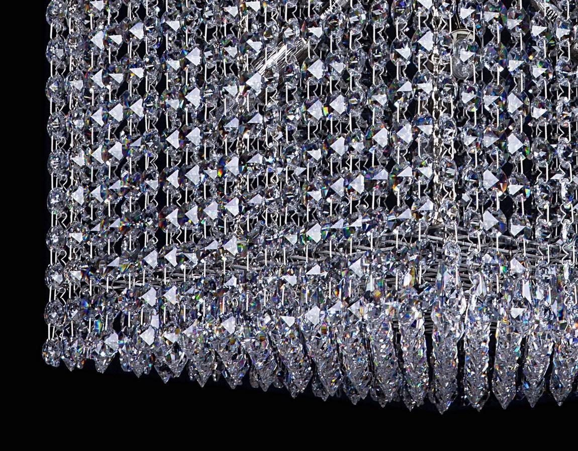 Gros plan sur le bas des chaines de cristaux tailles en pointes