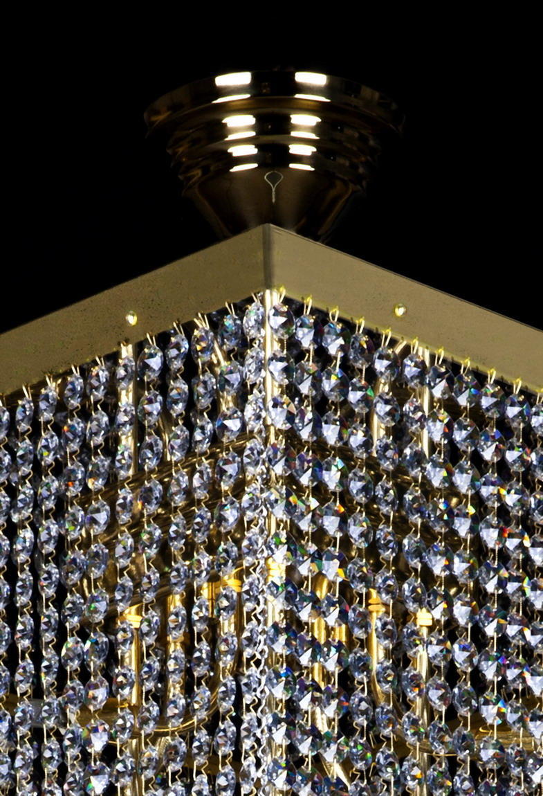 Détail du raccord au plafond, rosace dorée et fixation du rideau de cristaux