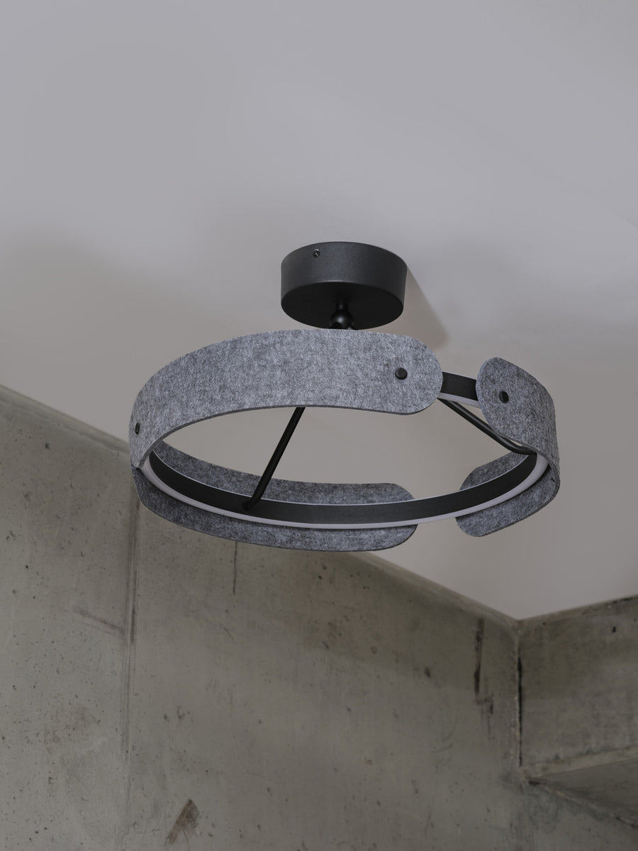 Vue en contre-plongée du luminaire fixé au plafond blanc.