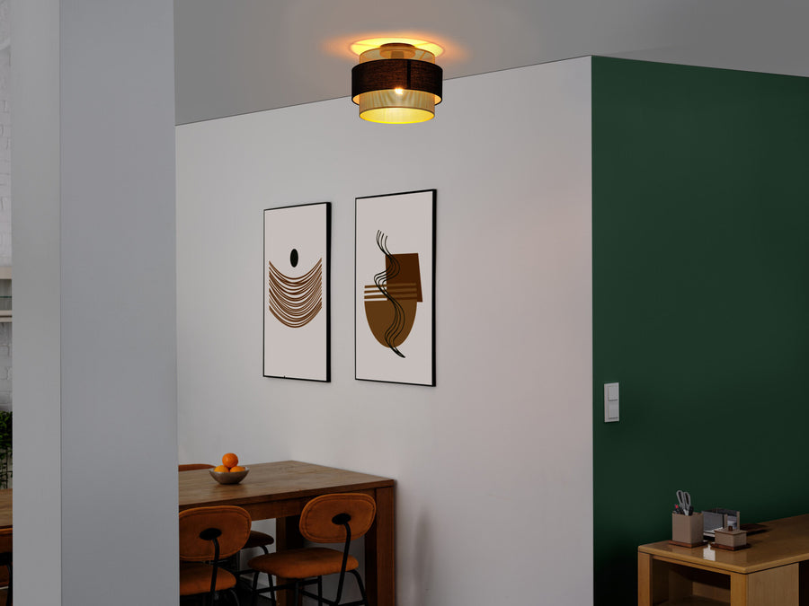 Mise en situation du luminaire allumé au-dessus d'une table à manger en bois.