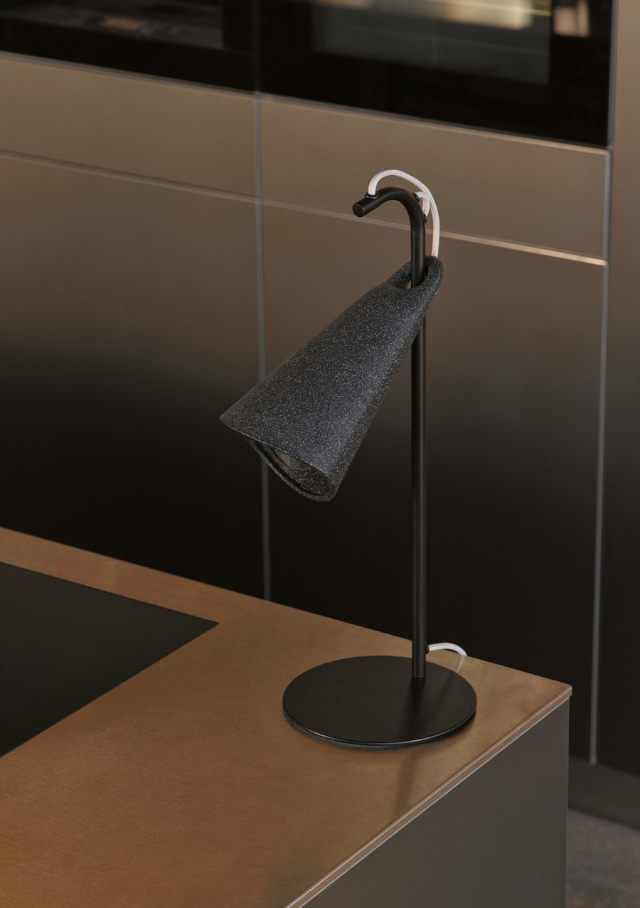 Lampe noire sur un bureau en bois, vue rapprochée non allumée