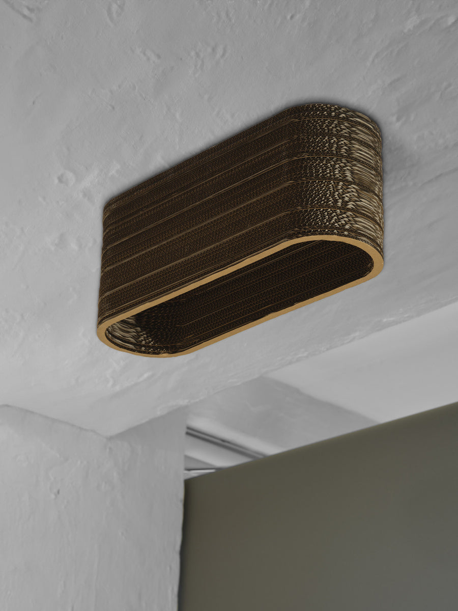 Vue en contre-plongée du plafonnier fixé au plafond blanc