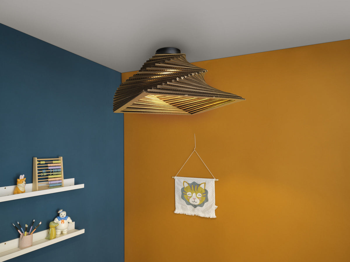 Mise en ambiance du plafonnier allumé dans une chambre bleue et jaune