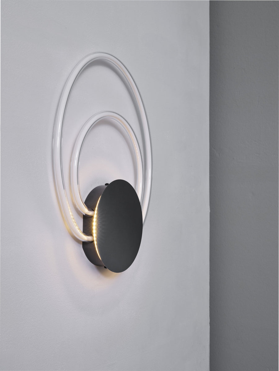 Détail de l'applique éteinte, anneaux transparents et disque central anthracite.