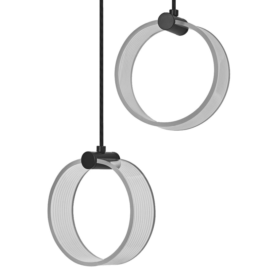Vue produit sur fond blanc de deux suspensions circulaires noires à anneaux LED.