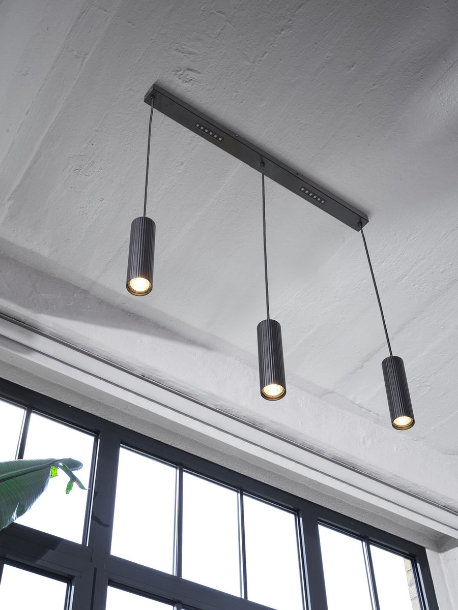 Détail du rail de fixation au plafond avec ses LED intégrées et orientées vers le haut.