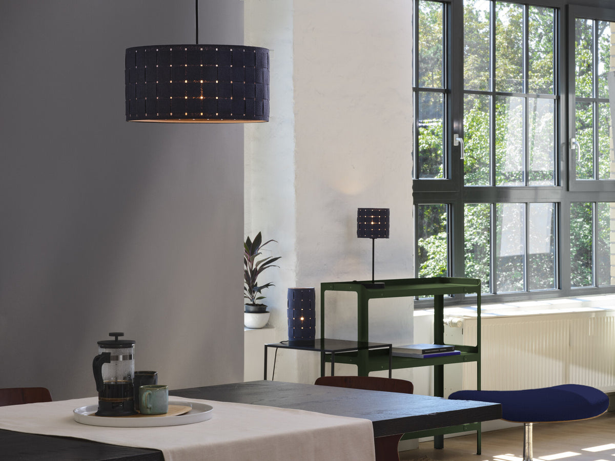 Vue d'ensemble d'un coin repas avec la suspension, une lampe et des meubles.