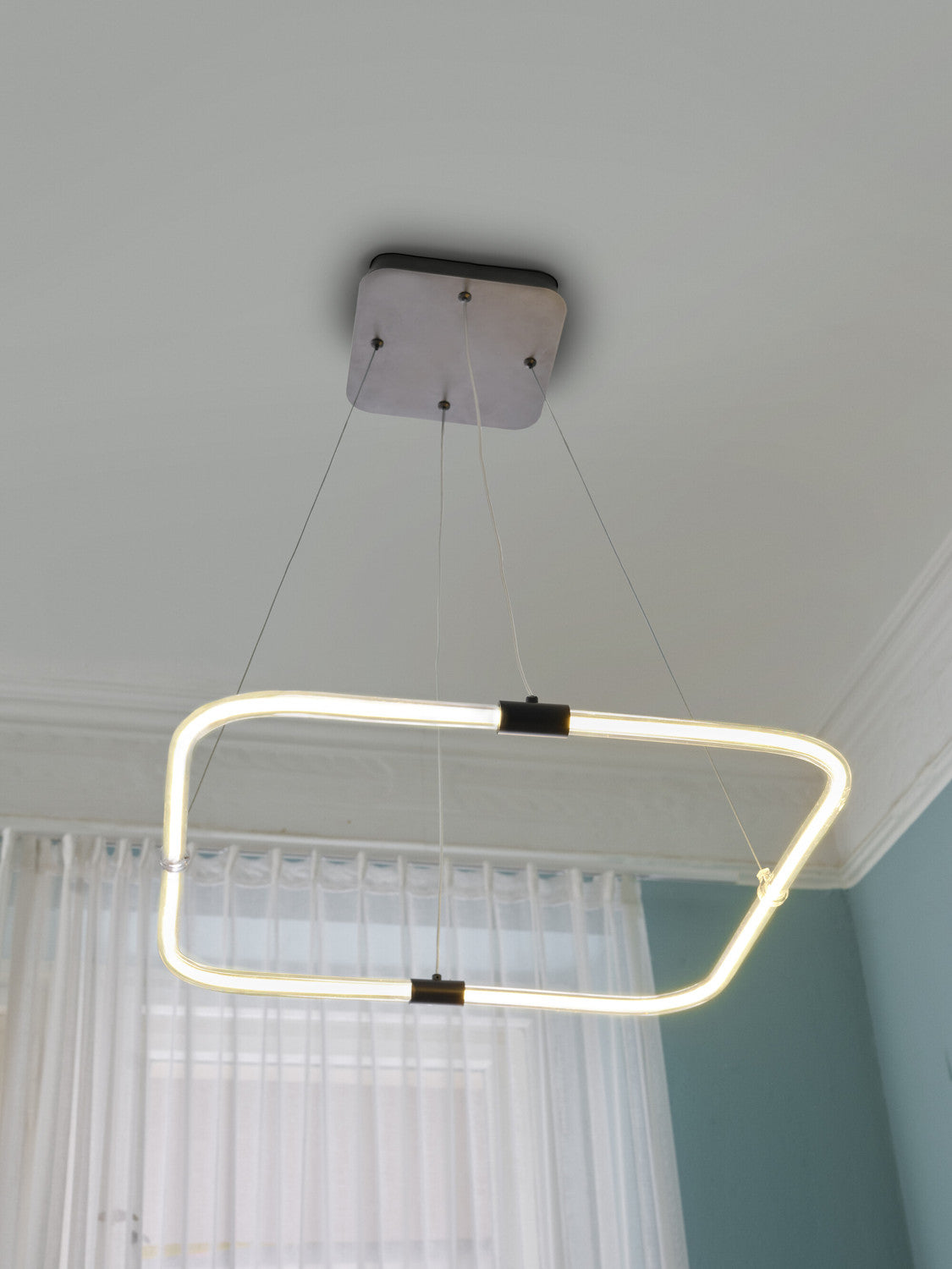 Vue en contre-plongée de la suspension fixée au plafond, près d’une fenêtre.