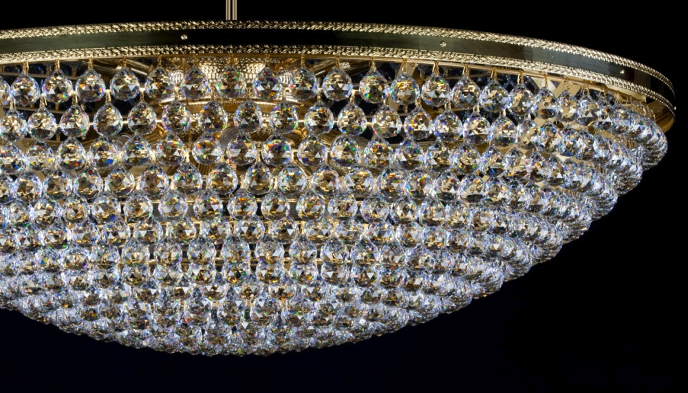 Gros plan sur les boules de cristal taillées et leurs reflets irisés