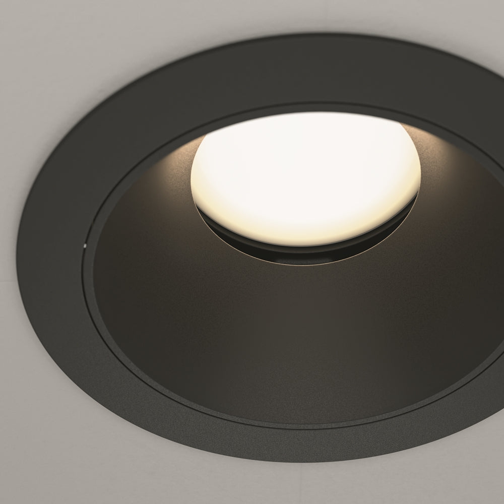 Détail rapproché du réflecteur noir mat et du verre lumineux