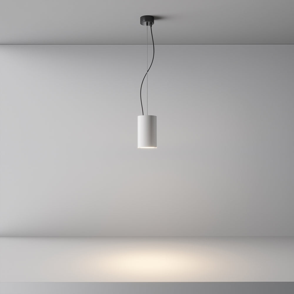 Mise en ambiance dans une pièce sombre, le luminaire éclaire un mur blanc
