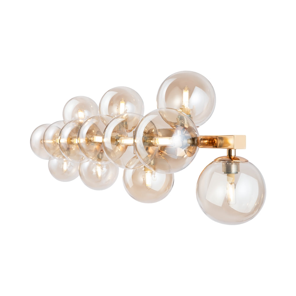 Vue de trois quarts de l'applique dorée et ses globes sphériques
