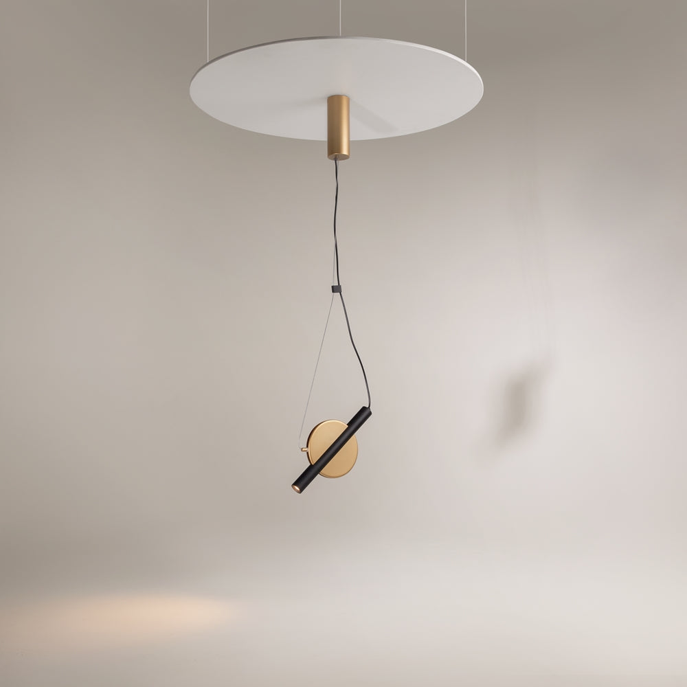Luminaire suspendu sous une grande rosace blanche, mise en ambiance minimaliste