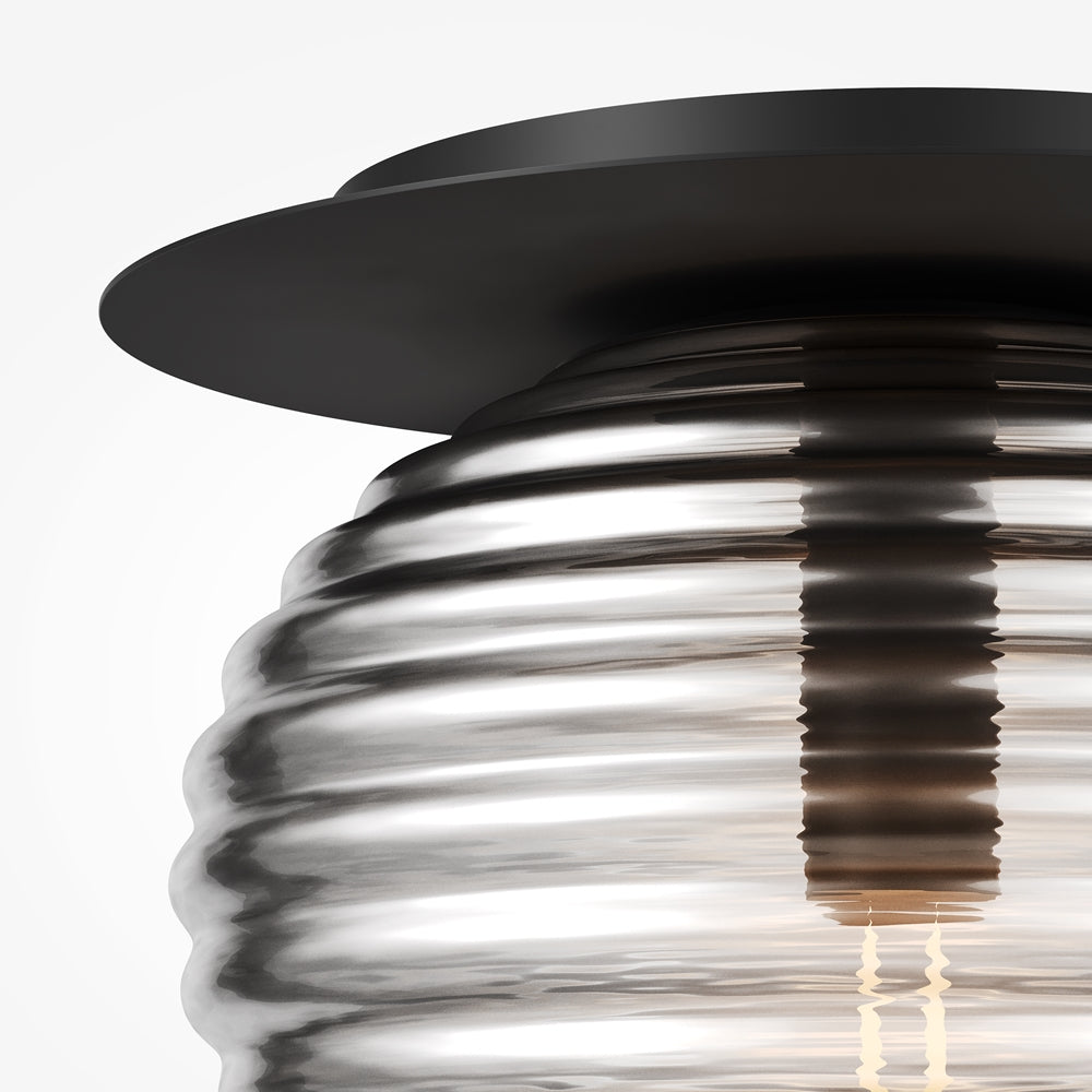 Gros plan sur la platine noire et le haut du verre strié