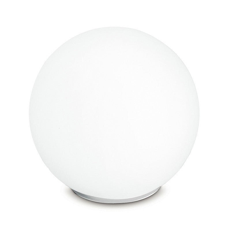 Lampe à poser sphérique blanche en verre, posée sur fond blanc, vue de face.