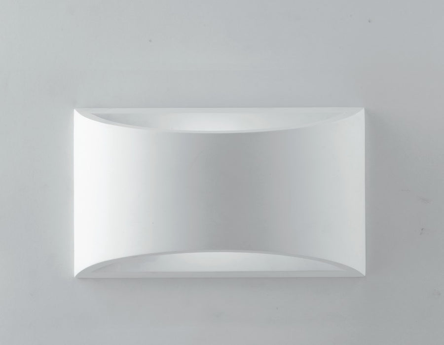 Luminaire mural blanc installé sur un mur gris, vue de face avec ombres légères.