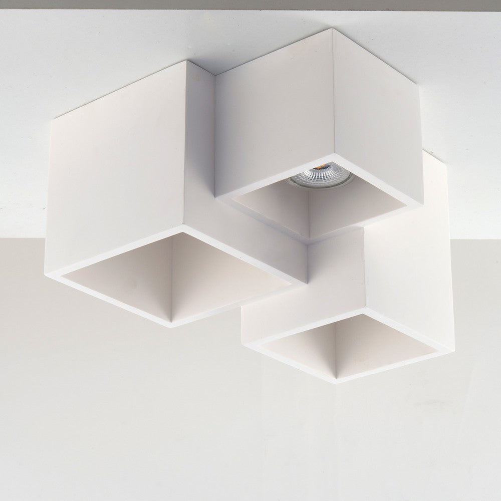 Plafonnier fixé au plafond, cubes blancs superposés dans une pièce claire