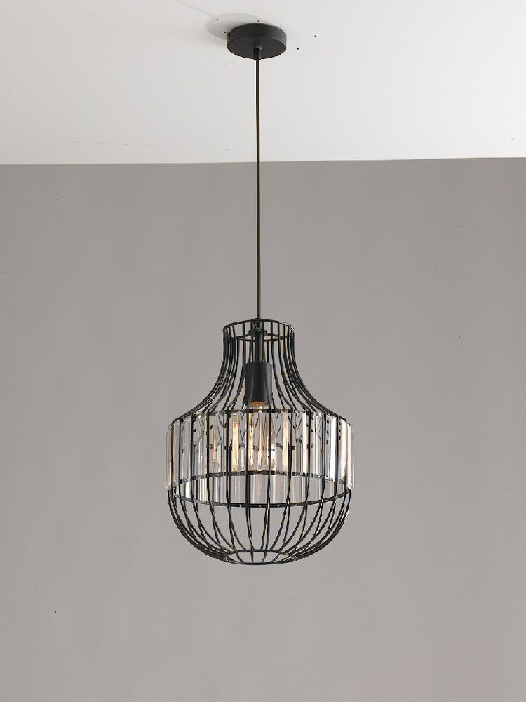 Suspension noire installée au plafond dans une pièce, vue de face sur fond gris